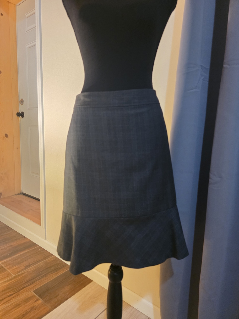 LOFT Dark Gray A-Line Flounce Hem Skirt (Size 6)